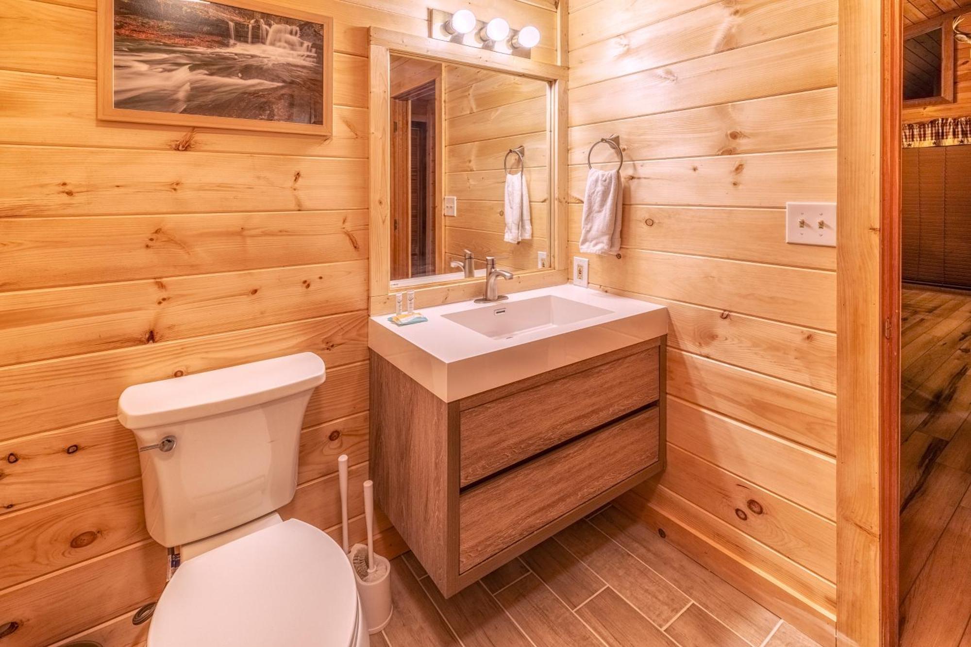 Casa de Férias Real Log With Amazing Views, Hot Tub, Sauna, Games